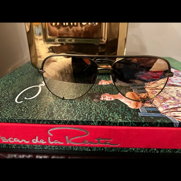 QUAY “High Key” Hunter Green with Gold Mirror Lens Sunglasses, Like New
